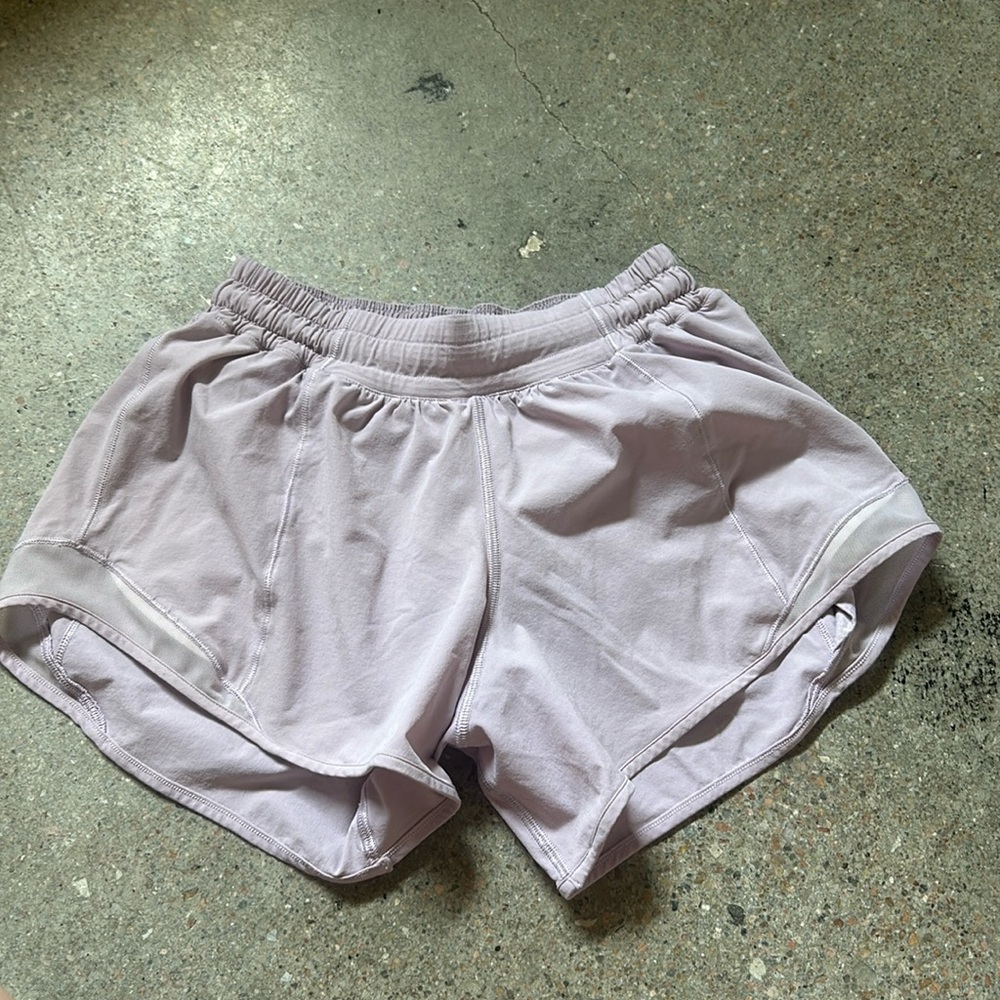 Cutesy pink lulu shorts! They make you look so tan! Perfect condition💓💓💓